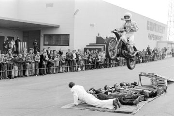 Stuntshow der "Hell Drivers", 1978. Castrop-Rauxel, Habinghorst, Siemensstraße.