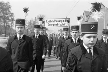 1. Mai-Kundgebung am "Tag der Arbeit", Castrop-Rauxel: Zug der Bergleute auf dem Weg zum Marktplatz, 1960er Jahre.