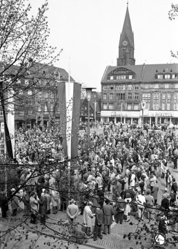 1. Mai-Kundgebung am "Tag der Arbeit", Marktplatz Castrop-Rauxel. Undatiert, 1960er Jahre.