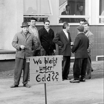 "Wo bleibt unser Geld?": Streikende Arbeitnehmer vor den Röhrenwerken in Castrop-Rauxel-Habinghorst. Werksname nicht überliefert. Undatiert, 1960er Jahre.