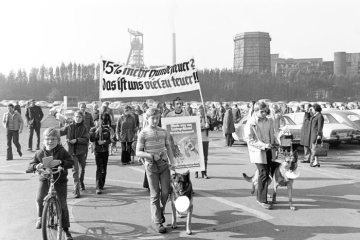 Castrop-Rauxel, Oktober 1972: Demonstration gegen eine 75%ige Erhöhung der Hundesteuer und gegen die geplante Eingemeindung nach Dortmund. Im Hintergrund: Festplatz und Zeche Erin.
