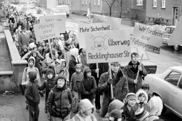 Castrop-Rauxel, Dezember 1974: Demonstration für mehr Verkehrssicherheit auf der Recklinghäuser Straße.