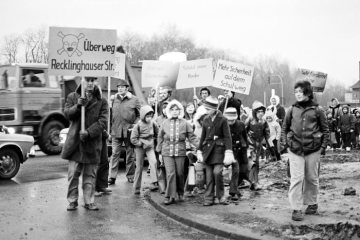 Castrop-Rauxel, Dezember 1974: Demonstration für mehr Verkehrssicherheit auf der Recklinghäuser Straße.