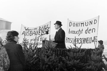Castrop-Rauxel, Dezember 1975 - "Dortmund braucht den Emscherschnellweg": Demonstration für die Weiterführung der Bundesautobahn 42 (A42) vom Ausbauende Castrop-Rauxel-Ost [vermutet] nach Dortmund.