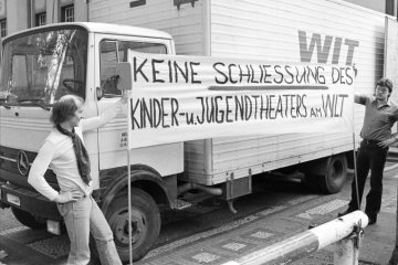 Protest gegen die geplante Schließung des Kinder- und Jugendtheaters am Westfälischen Landestheater in Castrop-Rauxel (Leonhardstraße), Juni 1981.