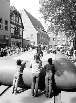 Castrop-Rauxel, Juni 1981: Kinderfest an der alten Feuerwache in der Leonhardstraße als Protest gegen die geplante Schließung des Kinder- und Jugendtheaters am Westfälischen Landestheater [vermutet].