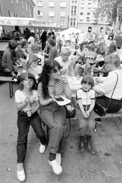 Castrop-Rauxel, Juni 1981: Kinderfest an der alten Feuerwache in der Leonhardstraße als Protest gegen die geplante Schließung des Kinder- und Jugendtheaters am Westfälischen Landestheater [vermutet].