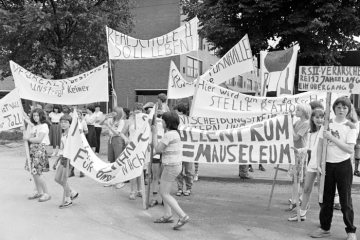 Schülerdemonstration gegen die Schließung einer Realschule. Castrop-Rauxel, Juni 1981. [Zusatz des Urhebers: "Stadtmittelpunkt"]