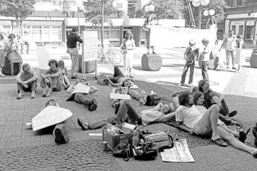 "Lehrer liegen auf der Straße" - Demonstration gegen den landesweiten Einstellungsstop für Lehrer Anfang der 1980er Jahre. Castrop-Rauxel, Juli 1982.