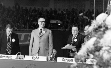 Helmut Kohl auf einer Podiumsdiskussion anlässlich der NRW-Landtagswahl 1975. Europahalle Castrop-Rauxel, April 1975. [Helmut Kohl: 1930-2017, Mitglied der Christlich Demokratischen Union (CDU) und Bundeskanzler 1982-1998]