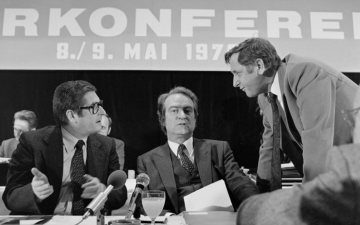 Regierungsmitglieder Nordrhein-Westfalens auf der Ruhrkonferenz 1979: Johannes Rau (sitzend rechts), Ministerpräsident Nordrhein-Westfalens 1978-1998, und Wirtschaftsminister Horst-Ludwig Riemer (FDP, links). Europahalle Castrop-Rauxel.
