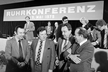 Mitglieder der Landesregierung Nordrhein-Westfalens auf der Ruhrkonferenz 1979: Friedhelm Fahrtmann (2.v.l.), Minister für Arbeit, Gesundheit und Soziales 1975-1985. Europahalle Castrop-Rauxel.