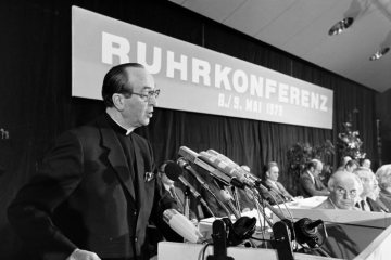 Ruhrkonferenz 1979, Europahalle Castrop-Rauxel. Am Rednerpult: "Ruhrbischof" Franz Hengsbach (1910-1991), Bistum Essen 1958-1991.