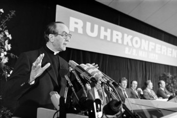 Ruhrkonferenz 1979, Europahalle Castrop-Rauxel. Am Rednerpult: "Ruhrbischof" Franz Hengsbach (1910-1991), Bistum Essen 1958-1991.