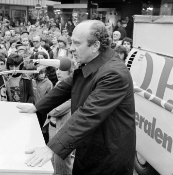 Bundestagswahlkampf 1980: Otto Graf Lambsdorff bei einem Wahlkampfauftritt in Castrop-Rauxel. [Otto Graf Lambsdorff: 1926-2009, Mitglied der Freien Demokraitischen Partei (FDP), Bundesminister für Wirtschaft 1977-1984]