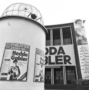 Schauspielhaus Bochum, Februar 1977, erbaut 1951-1953 an der Königsallee, Architekt: Gerhard Graubner. Auf dem Spielplan: "Hedda Gabler" (Drama von Henrik Ibsen) unter der Regie von Peter Zadek.
