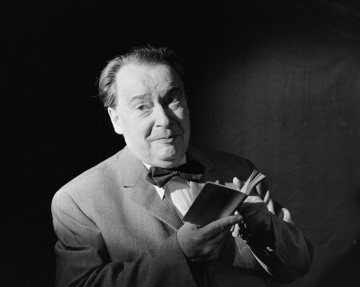 Dr. Walter Falk, 1952-1963 Intendant des Westfälischen Landestheaters (WLT) in Castrop-Rauxel, verabschiedet sich in den Ruhestand mit einer Vorstellung von "Mein Freund Harvey" (Komödie von Mary Chase, New York 1944).