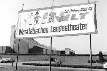 1933 bis 1983 - Bekanntmachung des 50-jährigen Jubiliäums des Westfälischen Landestheaters (WLT) Castrop-Rauxel. Im Hintergrund: Europaplatz mit Stadthalle, Europahalle und (nicht im Bild) Rathaus.