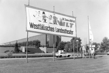 1933 bis 1983 - Bekanntmachung des 50-jährigen Jubiliäums des Westfälischen Landestheaters (WLT) Castrop-Rauxel. Im Hintergrund: Europaplatz mit Rathaus.