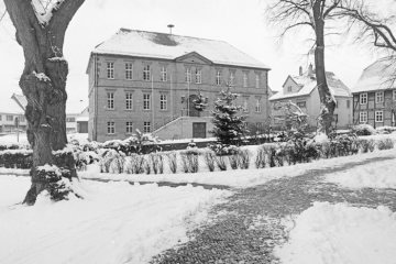 Orgelmuseum Borgentreich mit verschneitem Kirchplatz von St. Johannes Baptiste, Dezember 1981.