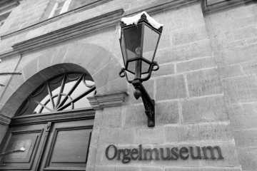 Orgelmuseum Borgentreich, Eingangsportal. Dezember 1981.