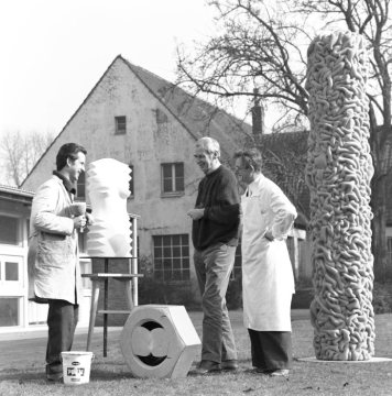 Künstlersiedlung Halfmannshof: Bildhauer Hans-Wolfgang Lingemann ("HAWOLI", links), Ferdinand Spindel, Maler, Bildhauer und Objektkünstler (Mitte) und Keramiker Karl Schmitz-Hohenschutz. Gelsenkirchen, Juni 1968.