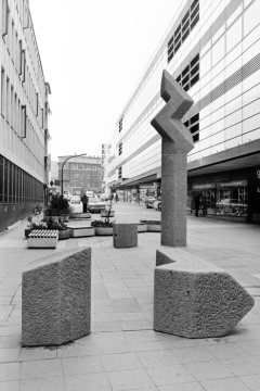 Dortmund, 1977 - Skulpturengruppe "Pflanze" des Castrop-Rauxeler Bildhauers Jan Bormann (links) am Westenhellweg.
