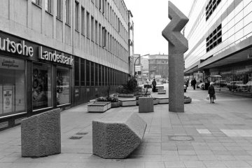 Dortmund, 1977 - Skulpturengruppe "Pflanze" des Castrop-Rauxeler Bildhauers Jan Bormann (links) am Westenhellweg.