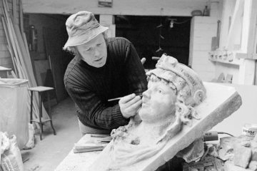 Der Castrop-Rauxeler Bildhauer Jan Bormann (*1939) bei der Restaurierung einer Skulptur. Januar 1984.
