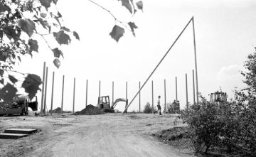 Castrop-Rauxel, August 1994: Errichtung der Sonnenuhr-Installation des ortsansässigen Künstlers Jan Bormann auf der Bergehalde der 1967 stillgelegten Zeche Graf Schwerin, mit 133 Metern die höchste Ergebung der Stadt.