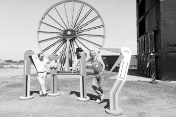 Künstler Peter P. Schulz (rechts) und Fotograf Klaus-Michael Lehmann mit einer Kunstinstallation vor der Seilscheibe des ehemaligen Förderturms auf Zeche Erin. Castrop-Rauxel, Juli 1990.