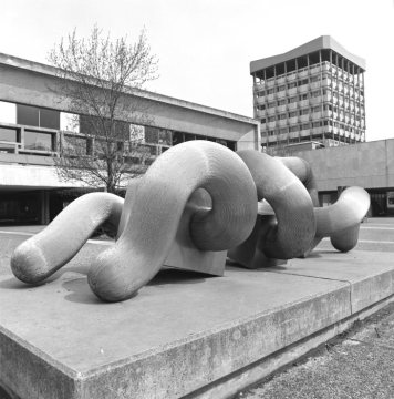 Brigitte und Martin Matschinsky-Denninghoff, Naturmaschine, 1969. Chromnickelstahl 160 × 510 × 230 cm Standort: Creiler Platz, Marl.