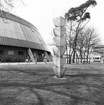 Franz Rudolf Knubel, Faber 23-27/68, 1968. Aluminium 350 x 50 x 50 cm. Standort: Rundsporthalle an der Hagenstraße, Marl.