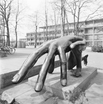 Michael Schwarze, Kriecher, 1969/70. Bronze 100 x 265 x 83 cm Standort: Albert-Schweitzer-/Geschwister-Scholl Gymnasium an der Hagenstraße, Marl.