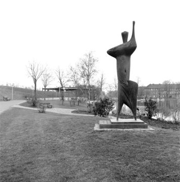 Bernhard Heiliger, Nike 1956. Bronze 315 x 103 x 80 cm Standort: City-See, Marl.