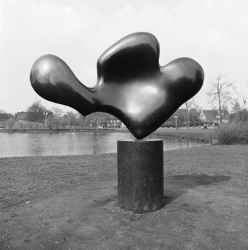 Hans Arp, Feuille se reposant (Ruhendes Blatt), 1959. Bronze 120 x 192 x 44 cm Standort: City-See, Marl.