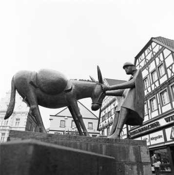 Eselsbrunnen am Marktplatz Unna, Juli 1980 - errichtet 1978 an der Stelle des alten Marktbrunnens, Entwurf: Josef Baron. 