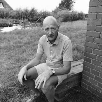 Wolfgang Menge (1924-2012 Berlin), Journalist und Drehbuchautor, während eines Aufenthaltes auf Sylt,  August 1980.