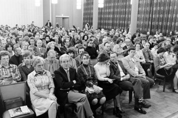 Stadthalle Waltrop, März 1977: Auditorium in Erwartung eines Vortrags des Schriftstellers Erich von Däniken zum Thema Prä-Astronautik.