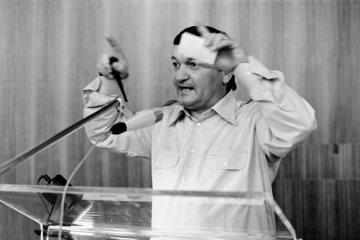 Stadthalle Waltrop, März 1977: Erich von Däniken (*1935 Zofingen, Schweiz), Autor zahlreicher Bücher zum Thema Prä-Astronautik, während eines Vortrags.