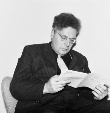 Erwin Sylvanus (*1917 Soest +1985 Soest), Schriftsteller, Journalist und Drehbuchautor, bei einer Lesung am Möhnesee. Undatiert, 1960er Jahre.
