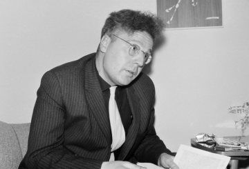Erwin Sylvanus (*1917 Soest +1985 Soest), Schriftsteller, Journalist und Drehbuchautor, bei einer Lesung am Möhnesee. Undatiert, 1960er Jahre.