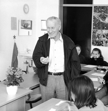 Schriftsteller Max von der Grün (*1926 Bayreuth +2005 Dortmund) auf Besuch im Ernst-Barlach-Gymnasium, Castrop-Rauxel, April 2000.