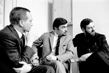 Schauspieler Claus Biederstaedt (Mitte) bei Hans Dieter Schwarze (rechts), Schriftsteller, Regisseur und Intendant des Westfälischen Landestheaters 1968-1973. Castrop-Rauxel, 1968.