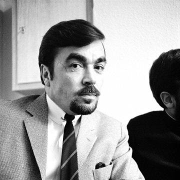 Schauspieler Claus Biederstaedt (*1928 Stargard, Pommern) bei Hans Dieter Schwarze (rechts), Schriftsteller, Regisseur und Intendant des Westfälischen Landestheaters 1968-1973, in Castrop-Rauxel, 1968.