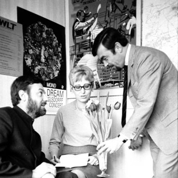 Hans Dieter Schwarze (links), Intendant des Westfälischen Landestheaters 1968-1973, mit Schauspieler Claus Biederstaedt und Christina Dieckmann, Redakteurin der Westfälischen Rundschau. Castrop-Rauxel, 1968.