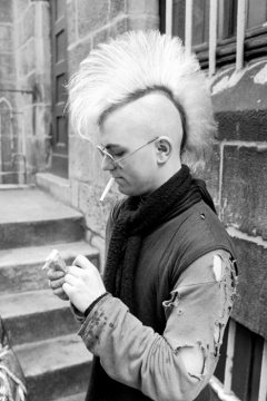 Rauchender Punker mit Irokesenschnitt (Frisur), Mai 1986.