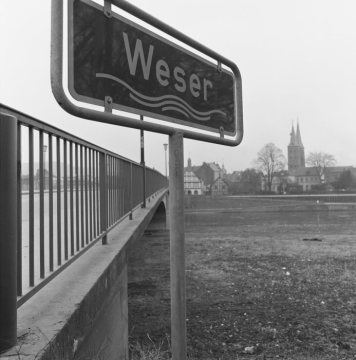Weser bei Höxter mit Blick zur Kilianikirche, März 1976.