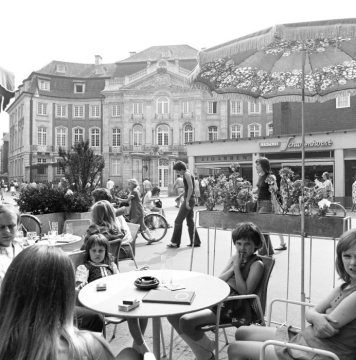Münster-Alstadt, 1974 - Caférestaurant an der Salzstraße mit Blick zum Erbdrostenhof.