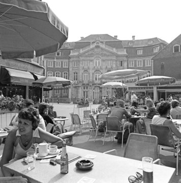 Münster-Alstadt, 1974 - Caférestaurant an der Salzstraße mit Blick zum Erbdrostenhof.
